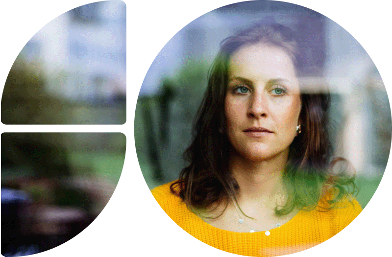 Frau schaut aus dem Fenster