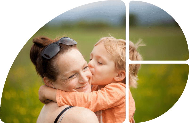 Kind küsst Mutter auf Wange