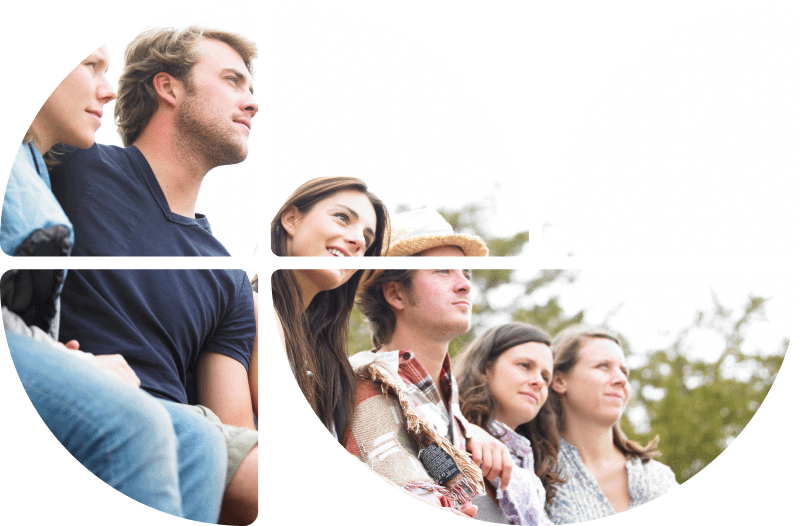 Gruppe von Menschen sitzt zusammen und schaut in die Ferne