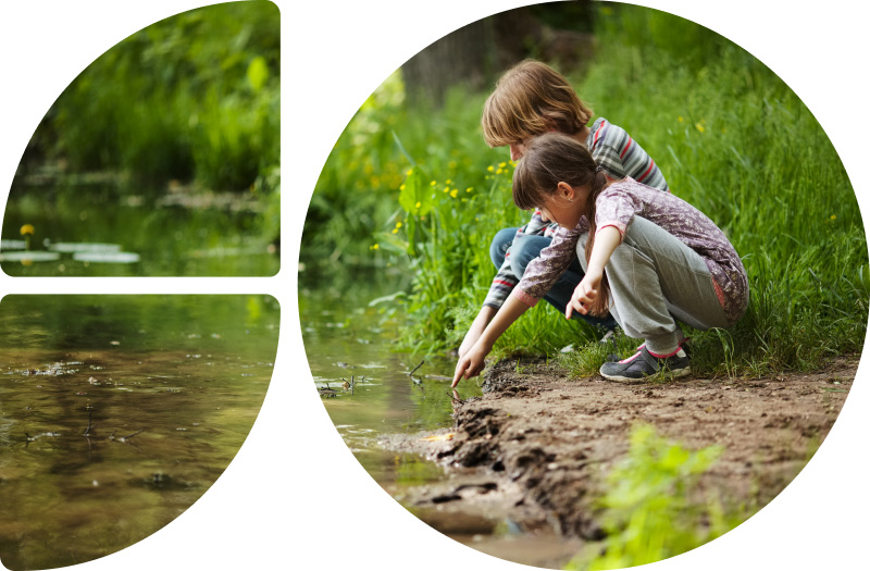 Kinder spielen am Fluss