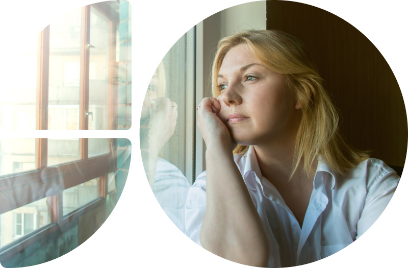 Frau schaut aus dem Fenster