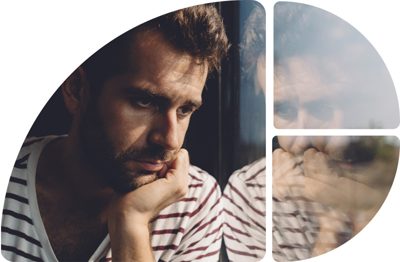 Mann im gestreiften T-Shirt schaut nachdenklich