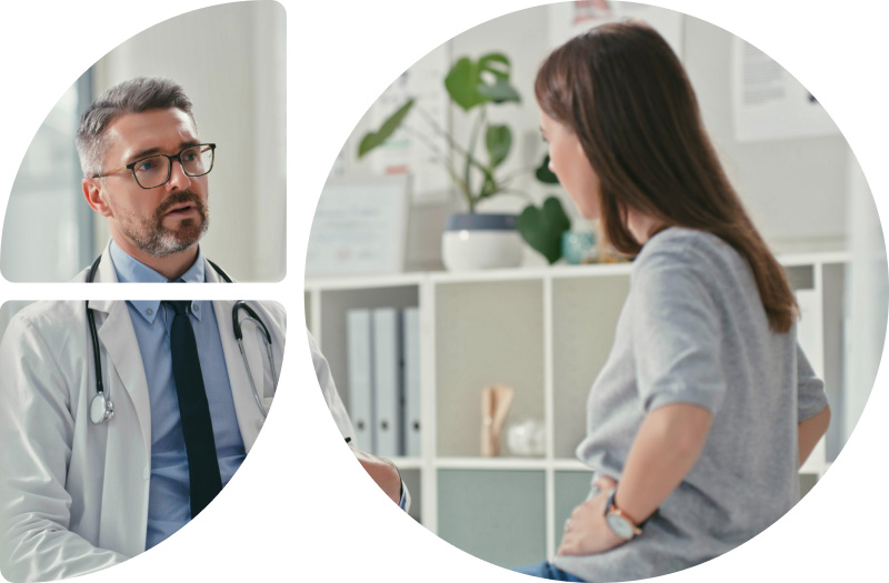 Frau erklärt Arzt ihre Beschwerden 