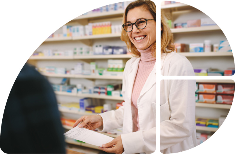 Apothekerin nimmt Rezept entgegen