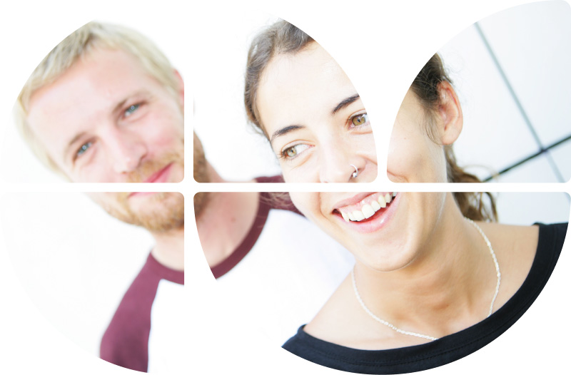 Mann und Frau lächeln