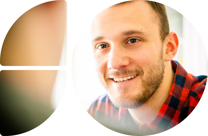 Mann lächelt in Kamera