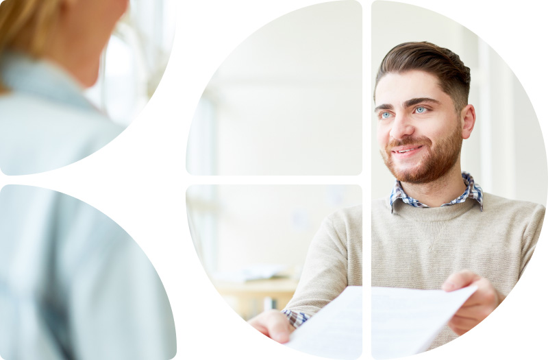 Patient spricht mit Ärztin 