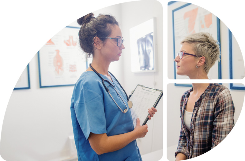 Ärztin und Patientin im Sprechzimmer 